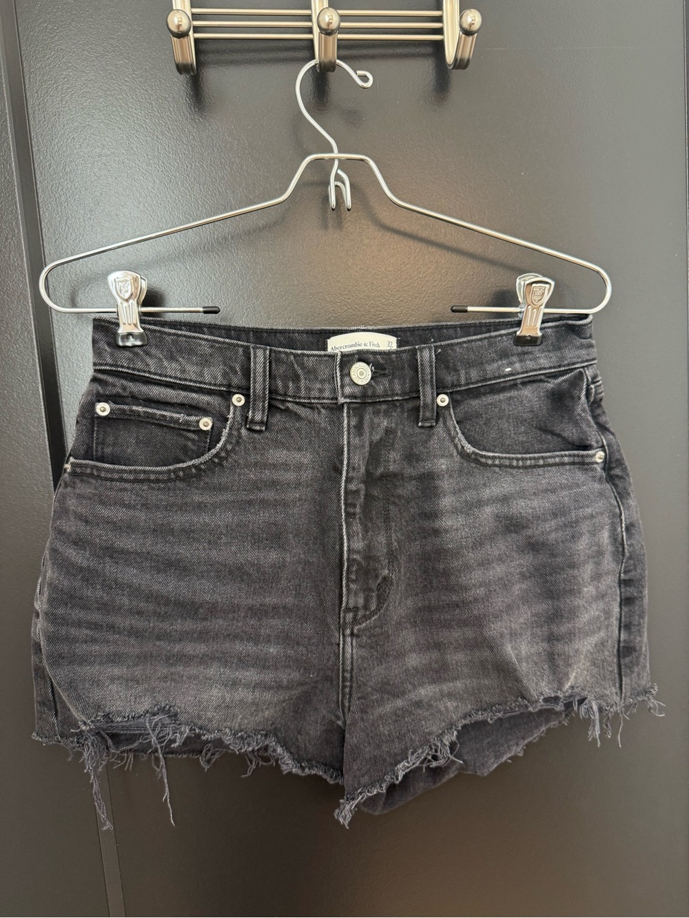 Abercrombie The Mom Short High Rise size 27 Black